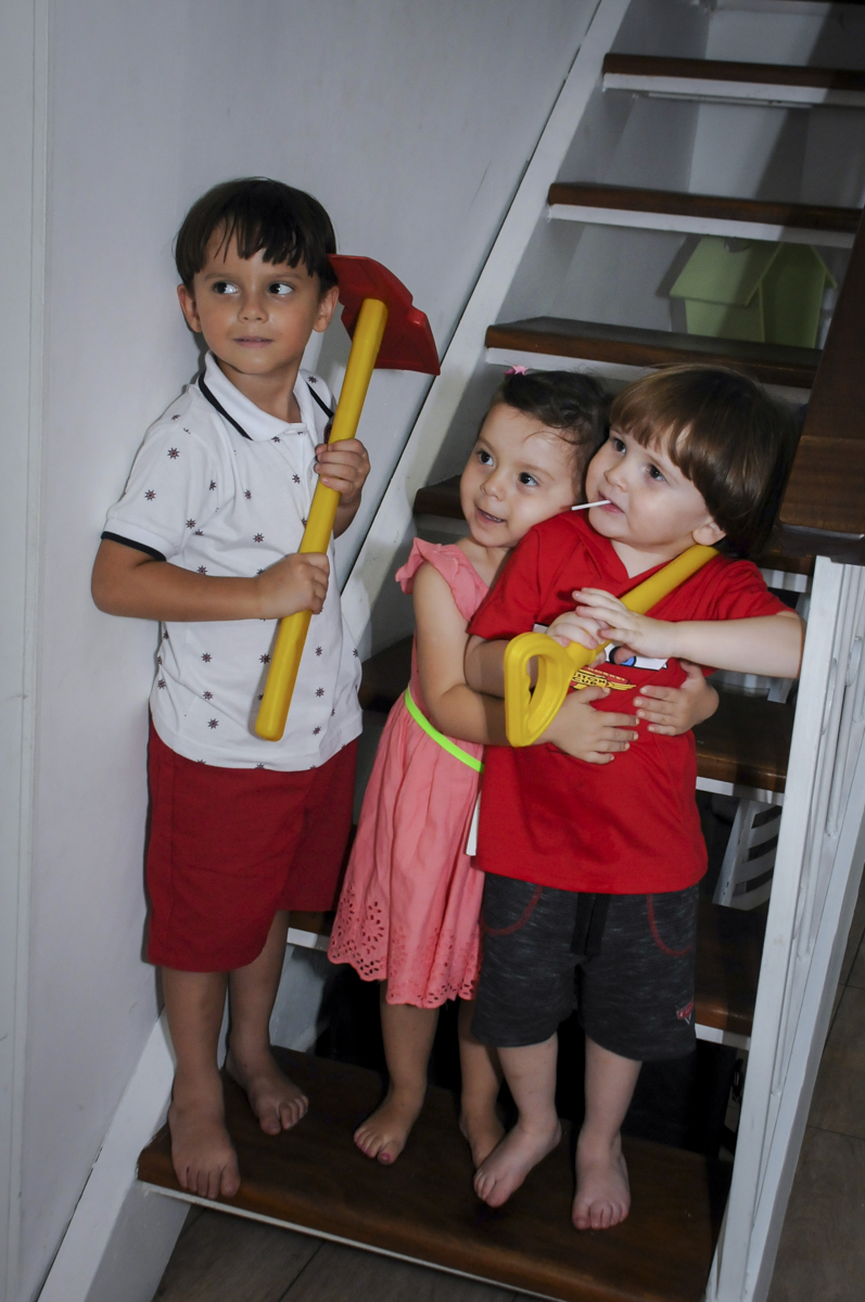 bagunça da molecada no  buffet feliz da vida, festa infantil Théo 3 aninhos, tema da festa carros