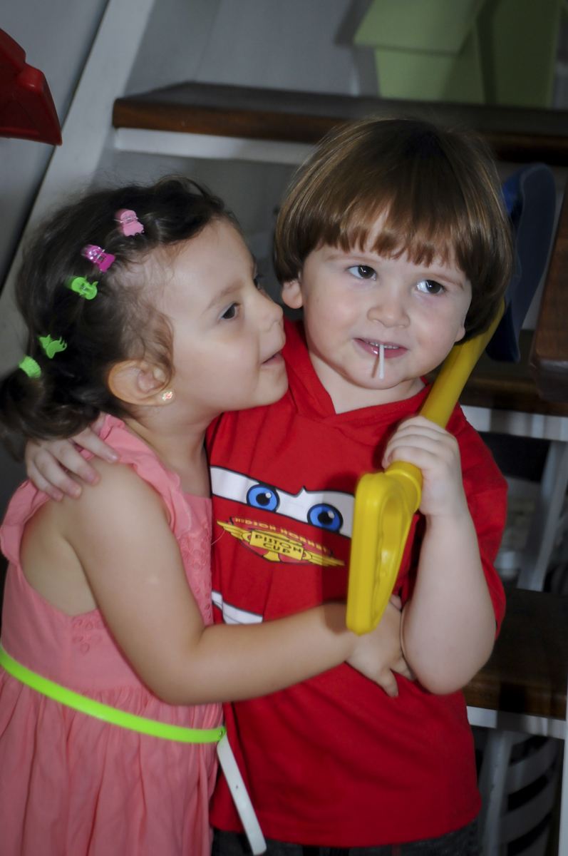aniversariante ganha beijinho   da amiguinha no  buffet feliz da vida, festa infantil Théo 3 aninhos, tema da festa carros