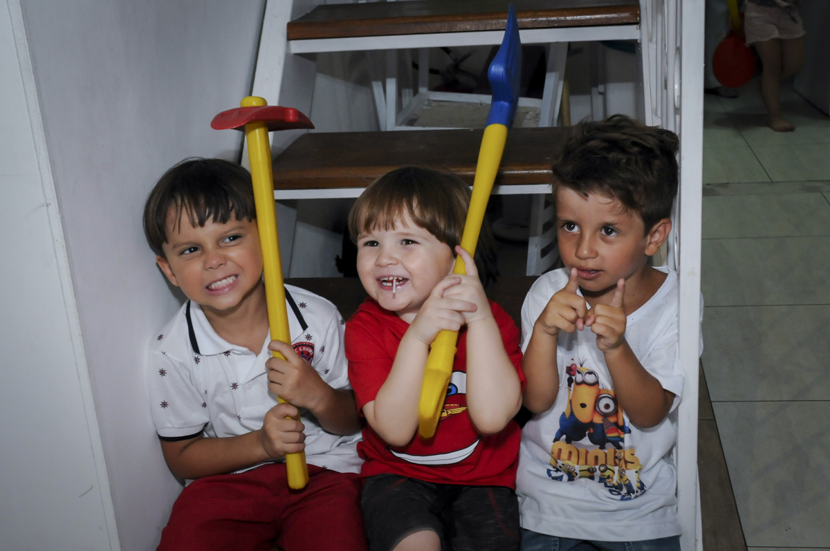 garalhada gostosa dos amiguinhos no  buffet feliz da vida, festa infantil Théo 3 aninhos, tema da festa carros