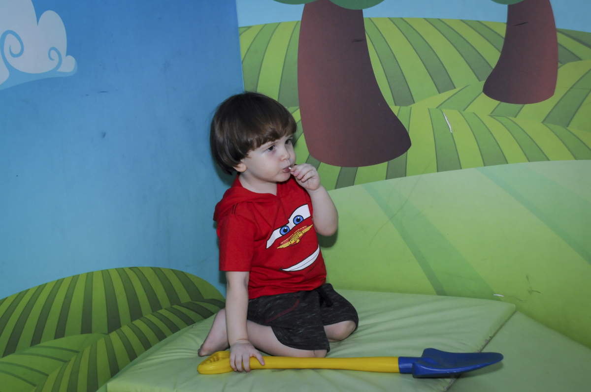 aniversariante saboreia um delicioso pirulito no  buffet feliz da vida, festa infantil Théo 3 aninhos, tema da festa carros