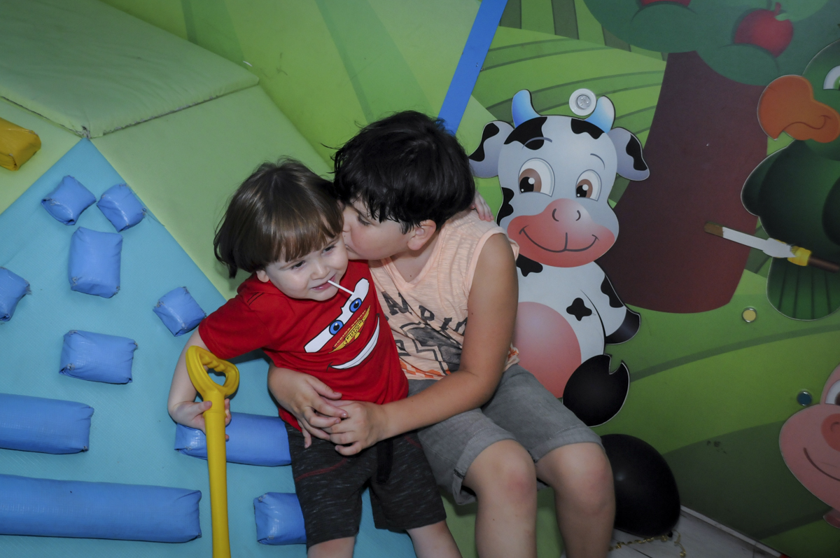 final de festa com beijinho no  buffet feliz da vida, festa infantil Théo 3 aninhos, tema da festa carros