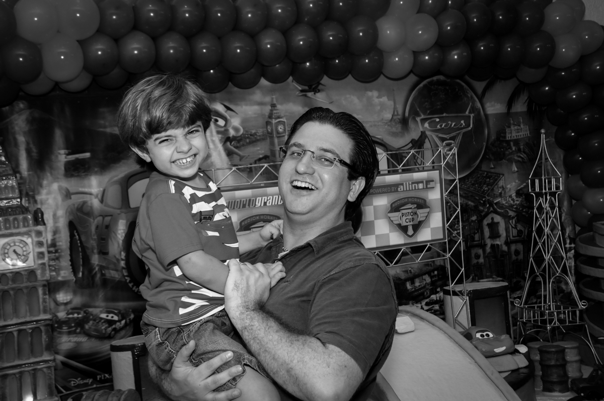 alegria do aniversariante em sua festa no Buffet Fábrica da Alegria, Morumbi, SP. festa infantil, Samuel 4 anos, tema Carros