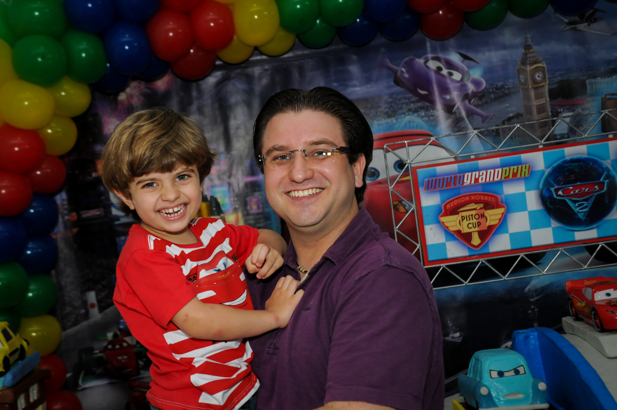 foto do pai com o aniversariante no Buffet Fábrica da Alegria, Morumbi, SP. festa infantil, Samuel 4 anos, tema Carros