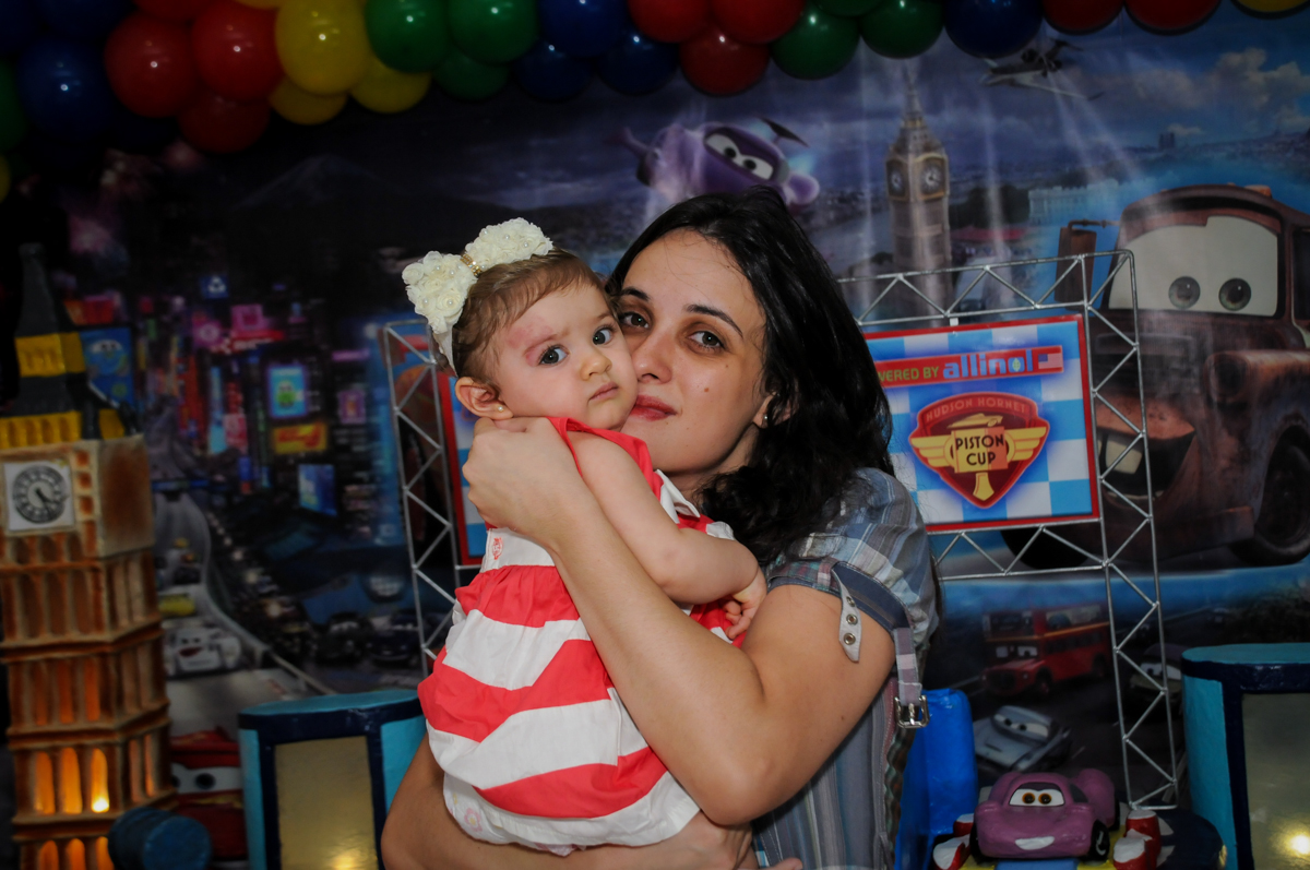 irmãzinha do aniversariante com a mamãe no Buffet Fábrica da Alegria, Morumbi, SP. festa infantil, Samuel 4 anos, tema Carros