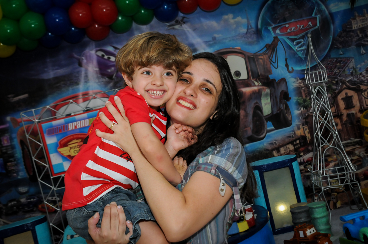foto do aniversariante na mesa decorada no Buffet Fábrica da Alegria, Morumbi, SP. festa infantil, Samuel 4 anos, tema Carros