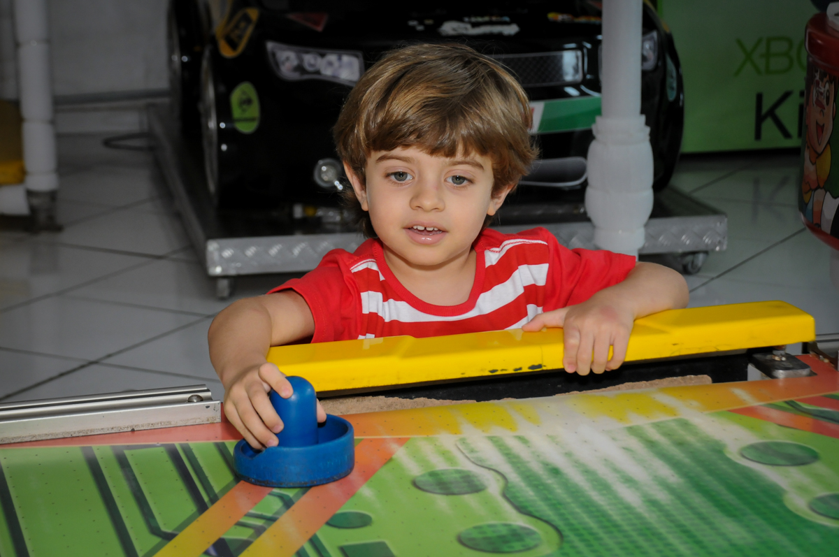 aniversariante jogando no futebol de mesa no Buffet Fábrica da Alegria, Morumbi, SP. festa infantil, Samuel 4 anos, tema Carros