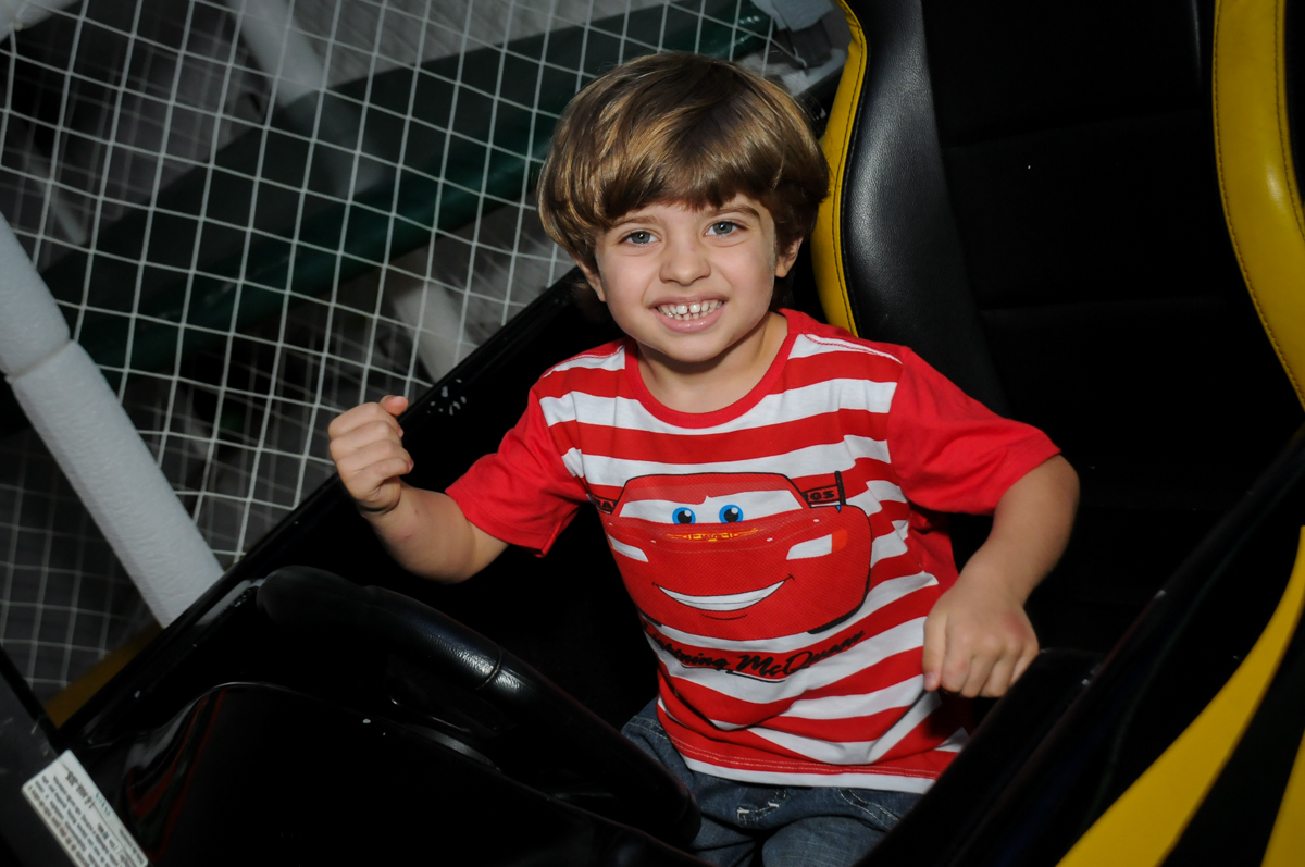 alegria do aniversariante no carrinho no Buffet Fábrica da Alegria, Morumbi, SP. festa infantil, Samuel 4 anos, tema Carros