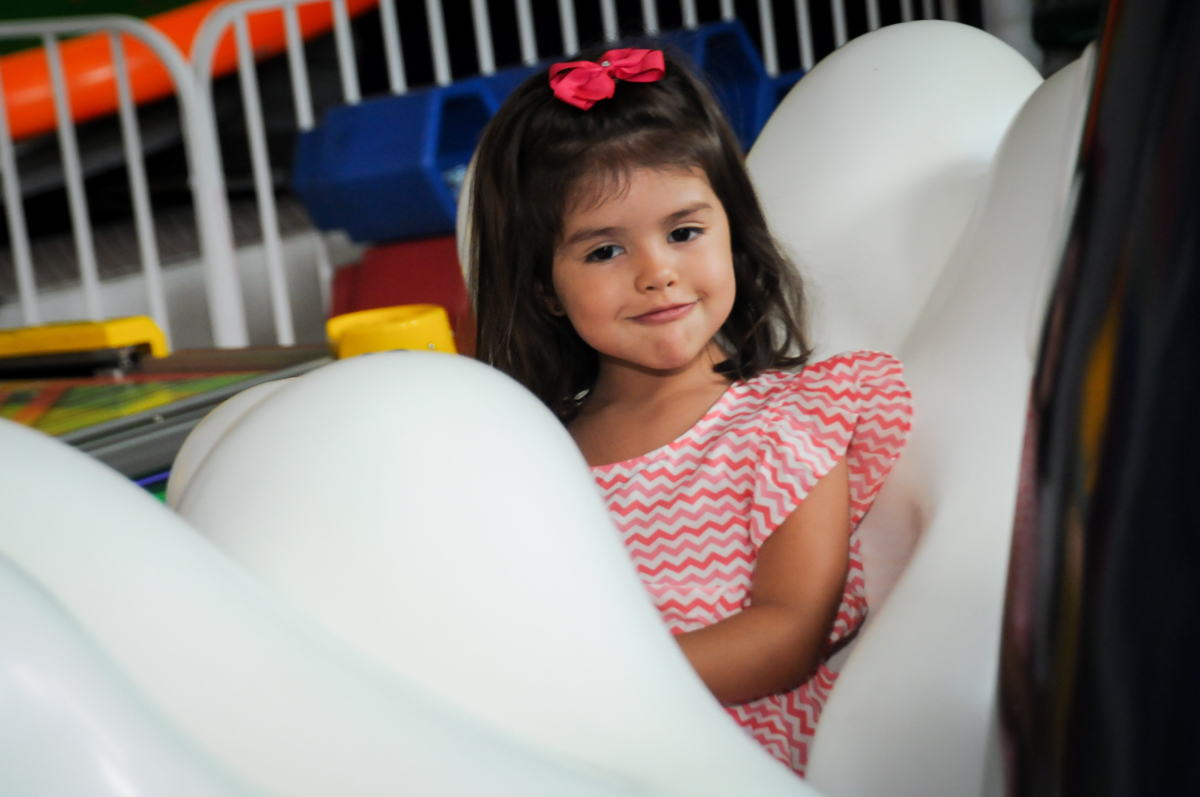muito bom brincar no carrossel no Buffet Fábrica da Alegria, Morumbi, SP. festa infantil, Samuel 4 anos, tema Carros