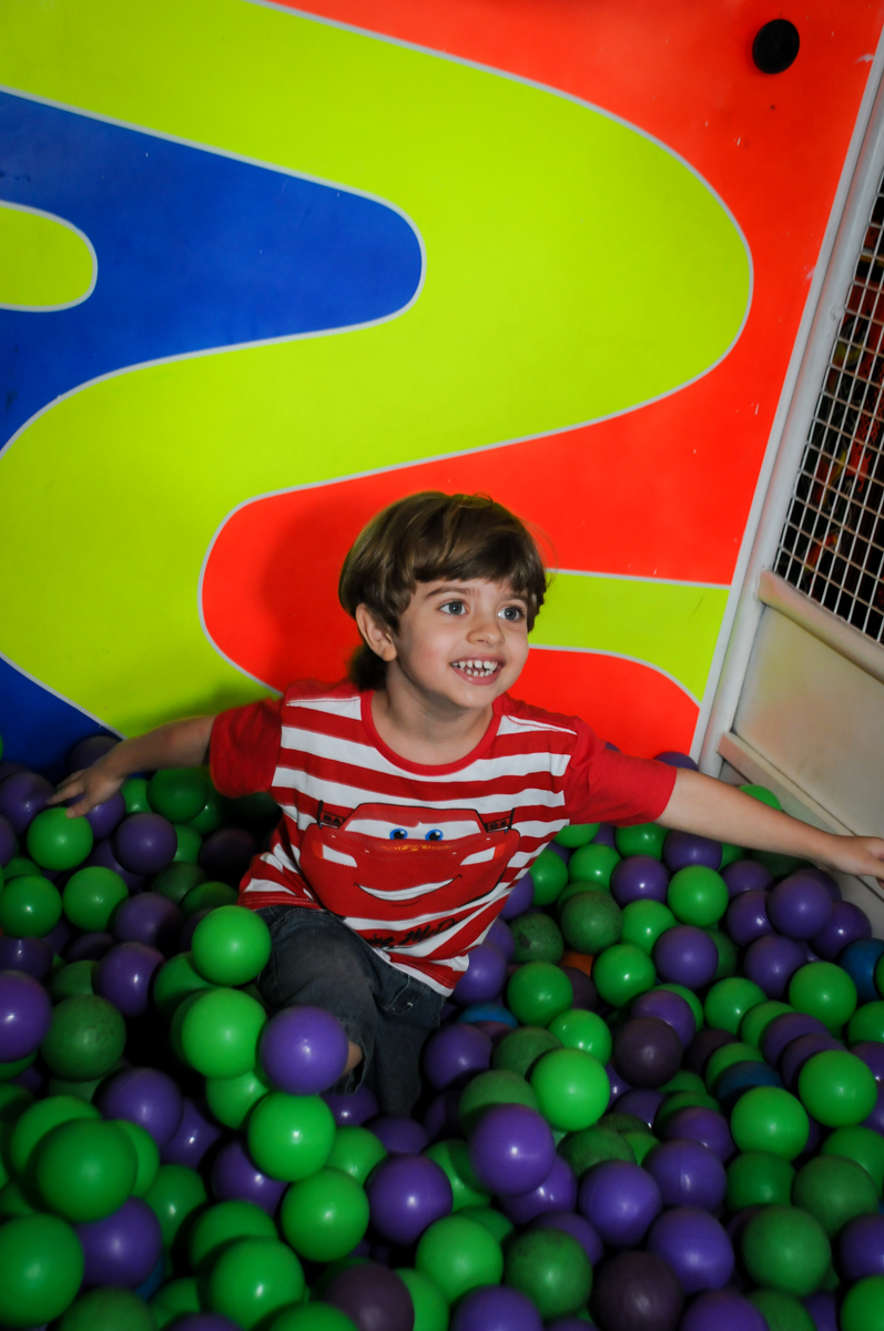 aniversariante curte na piscina de bolinha no Buffet Fábrica da Alegria, Morumbi, SP. festa infantil, Samuel 4 anos, tema Carros