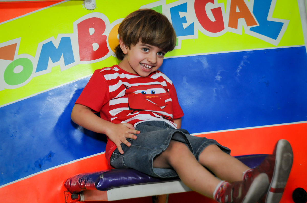 caindo no tombo legal no Buffet Fábrica da Alegria, Morumbi, SP. festa infantil, Samuel 4 anos, tema Carros
