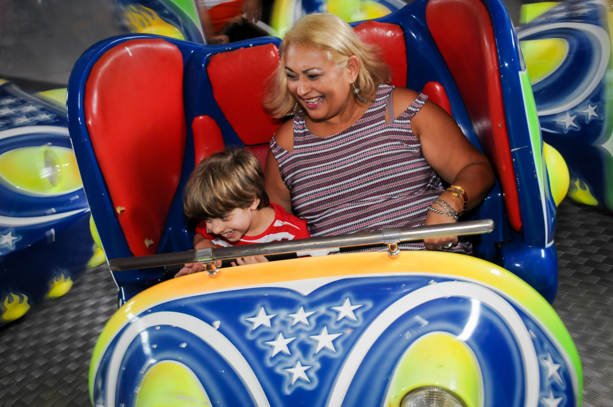 bagunça co a tia no brinquedo jornada nas estrelas no Buffet Fábrica da Alegria, Morumbi, SP. festa infantil, Samuel 4 anos, tema Carros