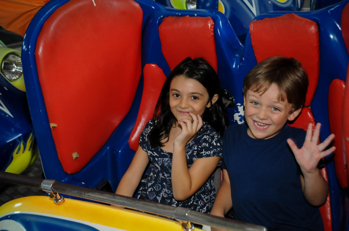 mais curtição no brinquedo jornada nas estrelas no Buffet Fábrica da Alegria, Morumbi, SP. festa infantil, Samuel 4 anos, tema Carros