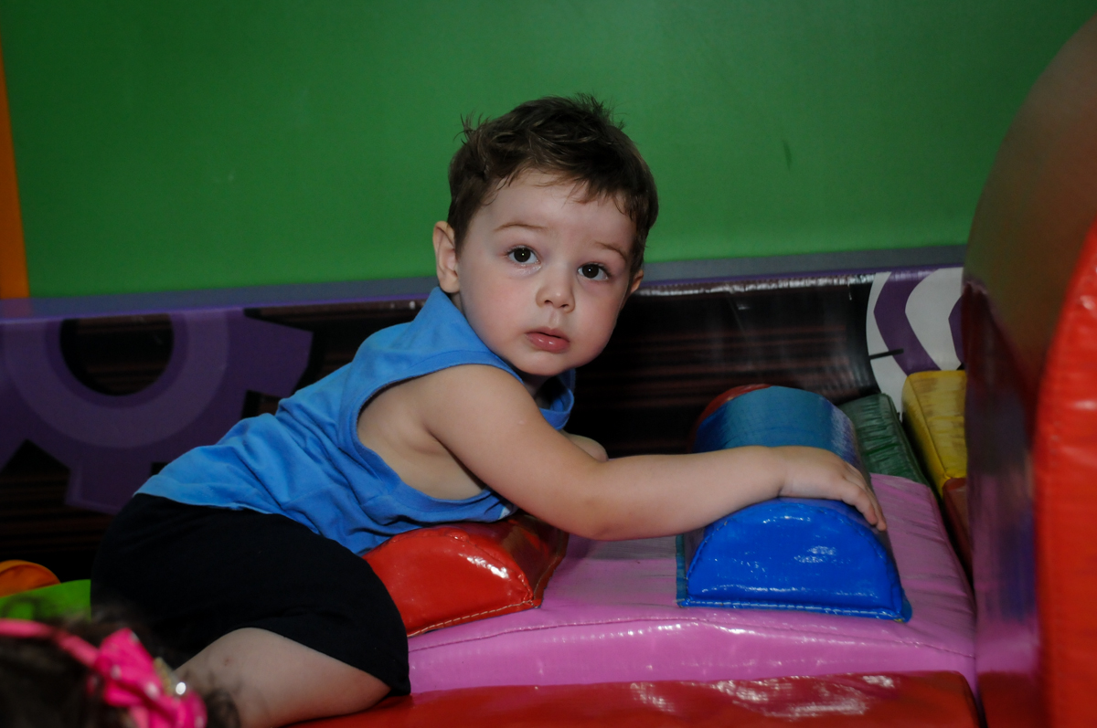 amiguinho brincando na área baby no Buffet Fábrica da Alegria, Morumbi, SP. festa infantil, Samuel 4 anos, tema Carros