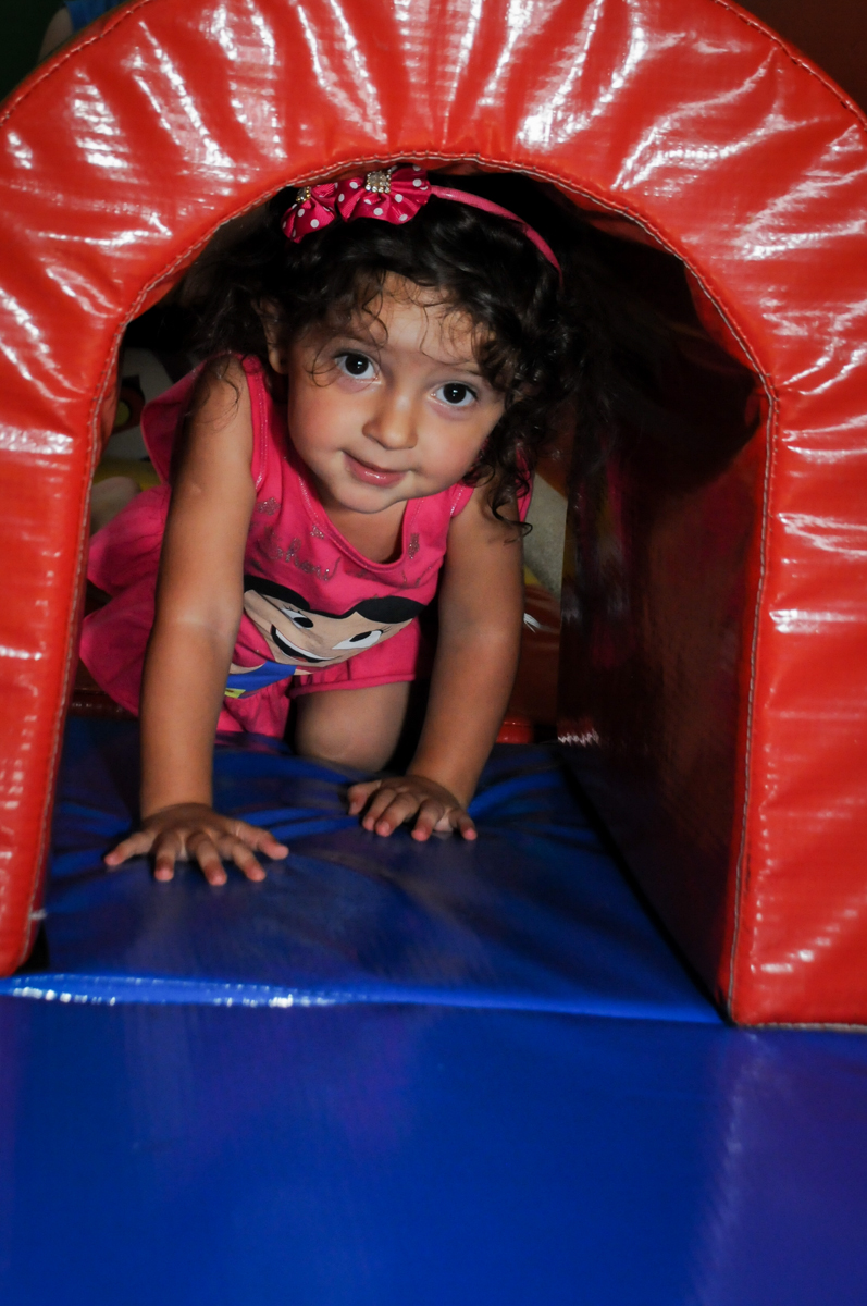 mais um brincando no túnel na área baby no Buffet Fábrica da Alegria, Morumbi, SP. festa infantil, Samuel 4 anos, tema Carros