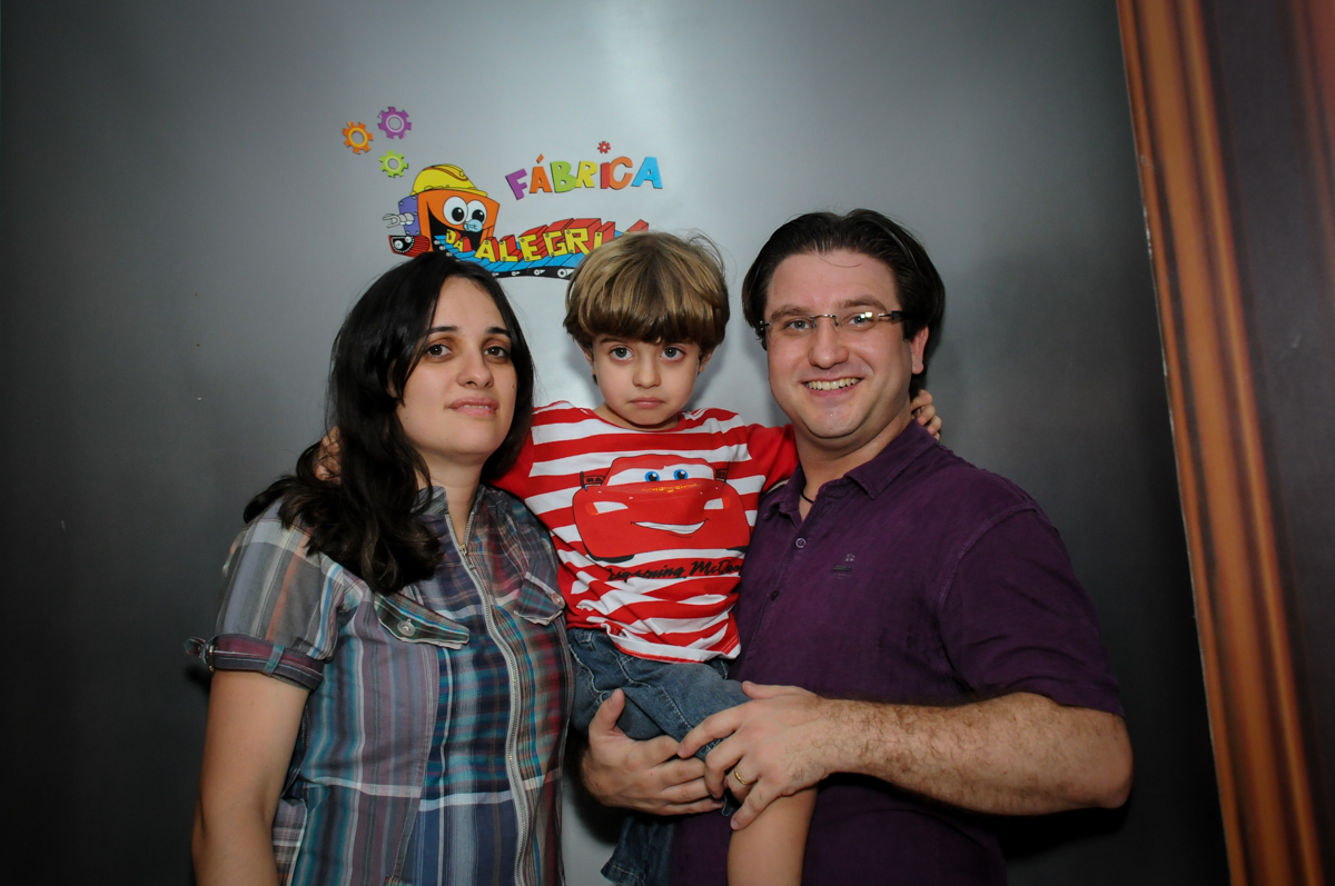 Saída da máquina do parabéns no Buffet Fábrica da Alegria, Morumbi, SP. festa infantil, Samuel 4 anos, tema Carros