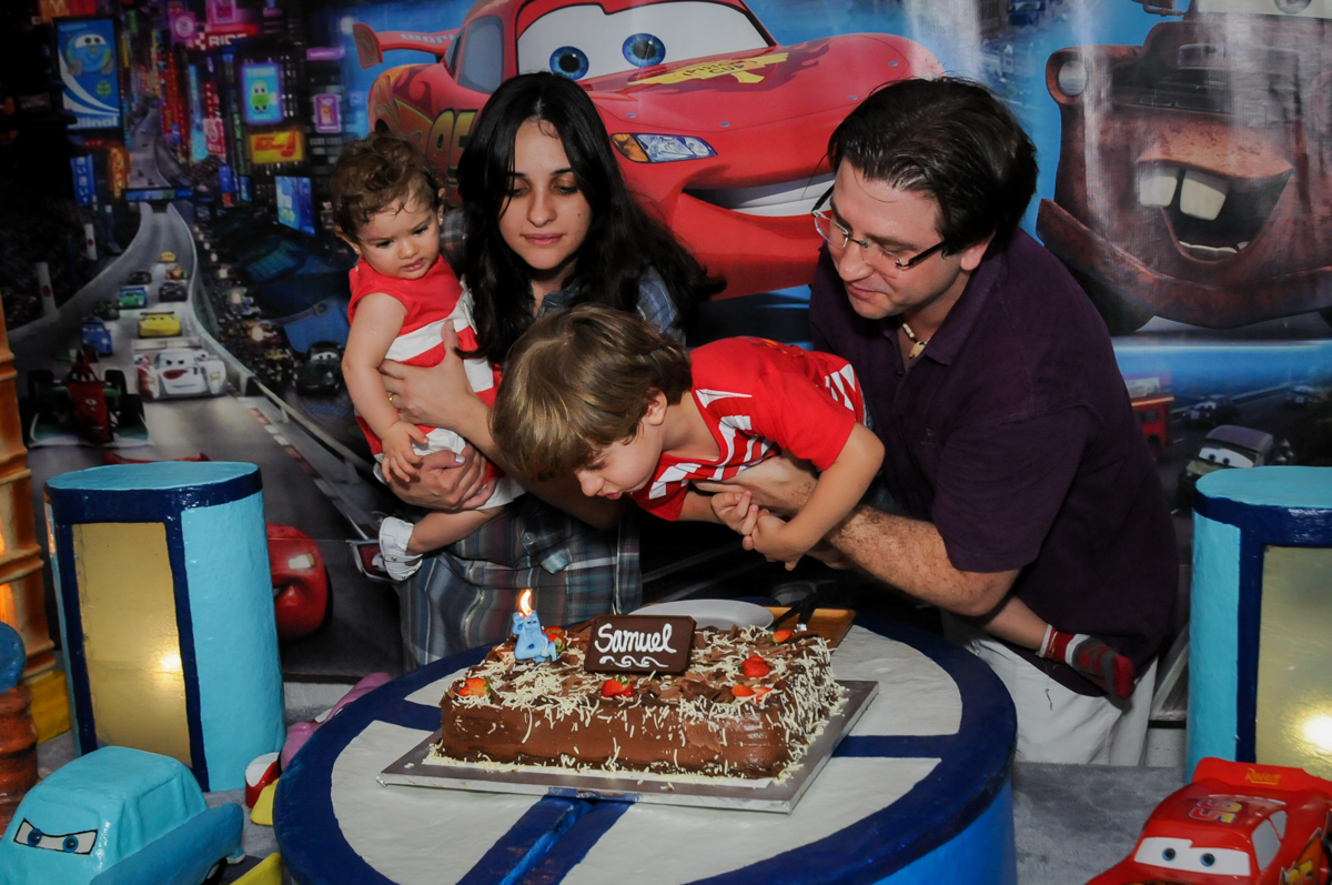 soprando a velinha do bolo no Buffet Fábrica da Alegria, Morumbi, SP. festa infantil, Samuel 4 anos, tema Carros
