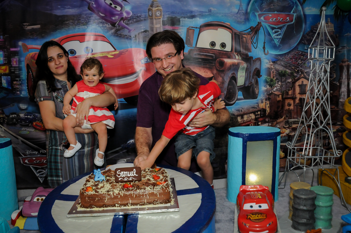 hora de cortar o primeiro pedaço de bolo no Buffet Fábrica da Alegria, Morumbi, SP. festa infantil, Samuel 4 anos, tema Carros