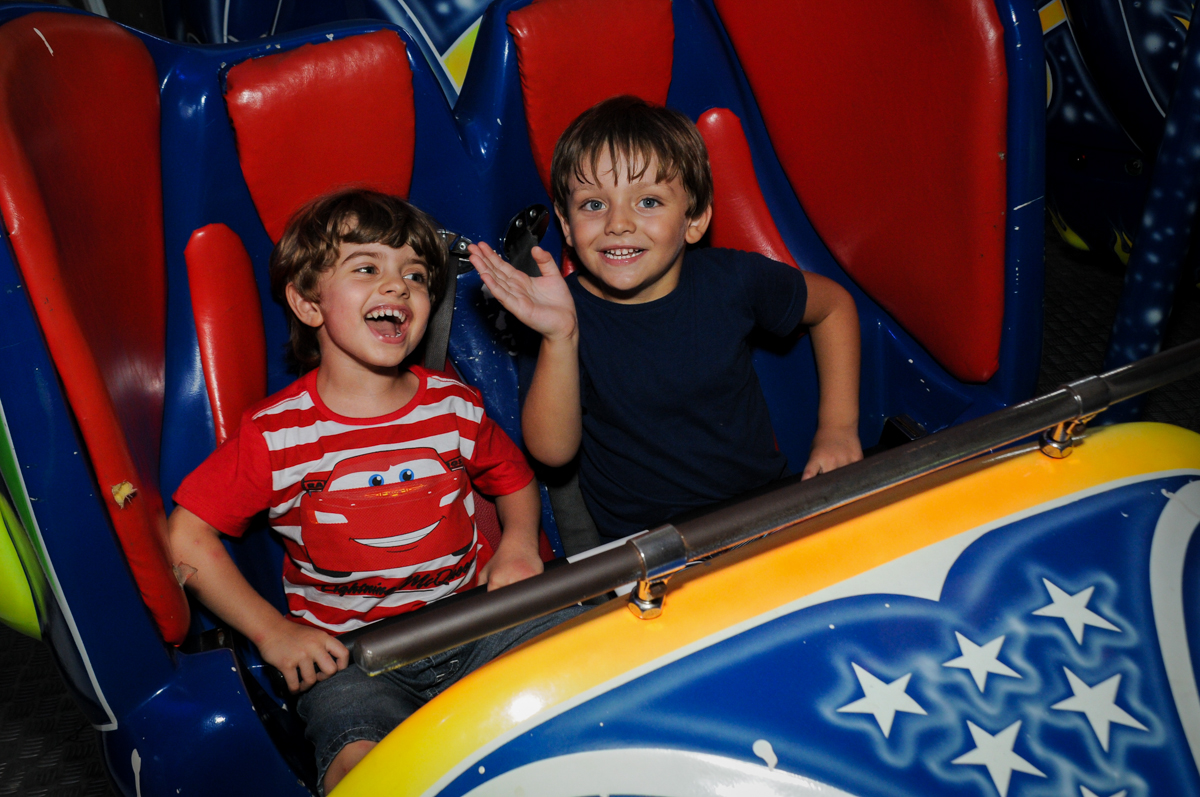 fim de festa no brinquedo jornada nas estrelas no Buffet Fábrica da Alegria, Morumbi, SP. festa infantil, Samuel 4 anos, tema Carros