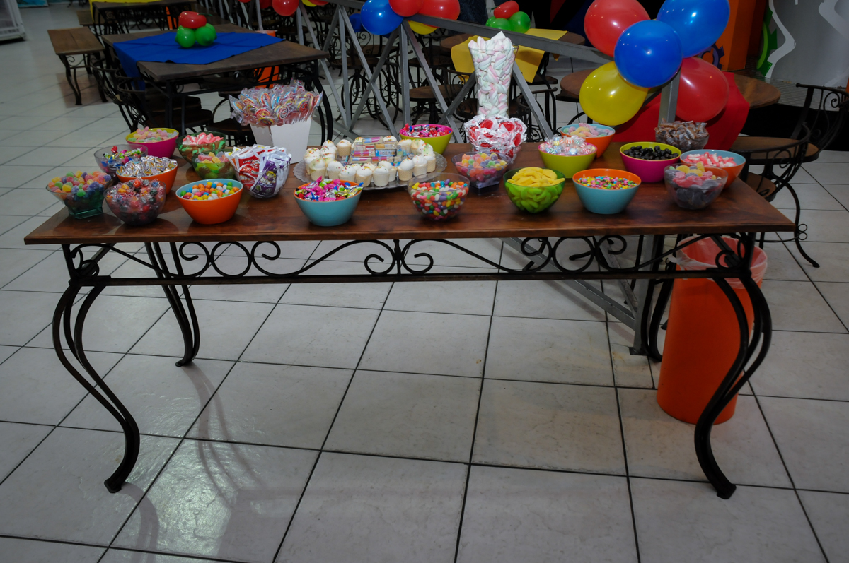 mesa de guloseimas no Buffet Fábrica da Alegria, festa infantil, tema da mesa branca de neve aniversarinte Kaylane 3 aninhos