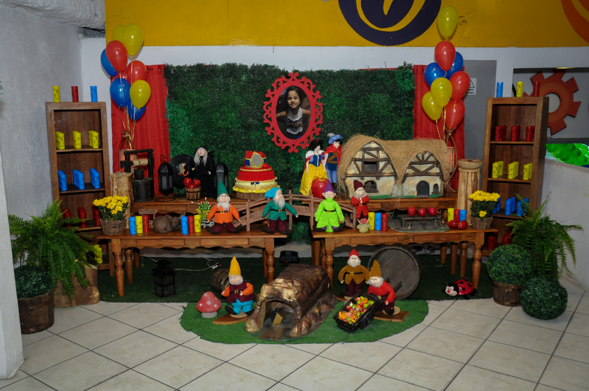mesa decorada no Buffet Fábrica da Alegria, festa infantil, tema da mesa branca de neve aniversarinte Kaylane 3 aninhos