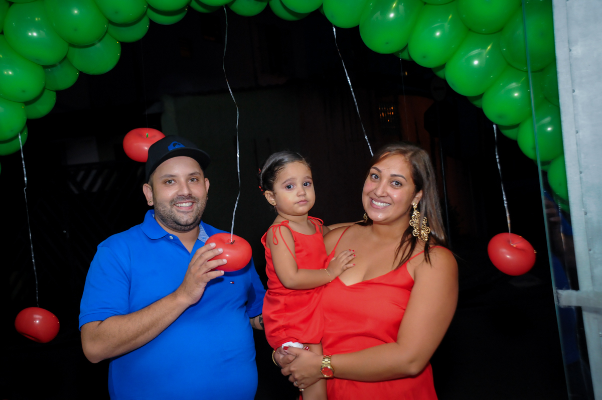 foto da família em baixo do arco de bexigas no Buffet Fábrica da Alegria, festa infantil, tema da mesa branca de neve aniversarinte Kaylane 3 aninhos