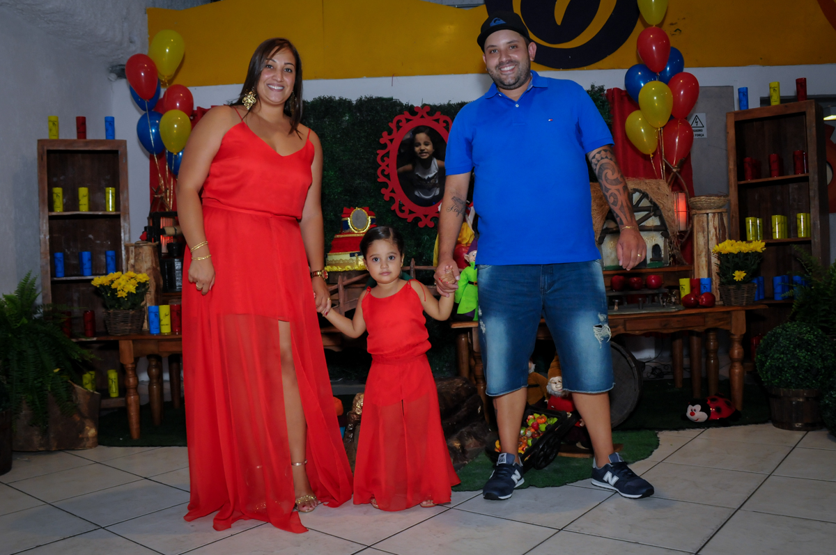 entrada da família no Buffet Fábrica da Alegria, festa infantil, tema da mesa branca de neve aniversarinte Kaylane 3 aninhos