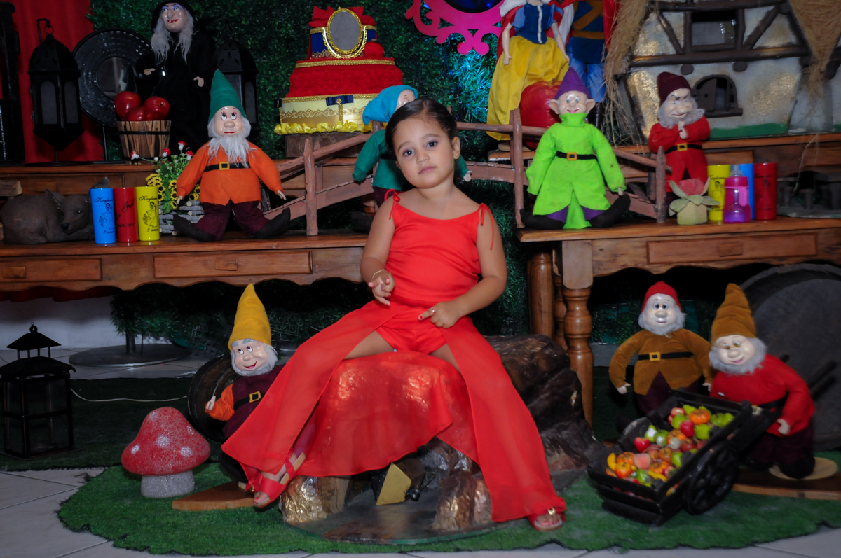 aniversariante posa para as fotos em frente a mesa decorada no Buffet Fábrica da Alegria, festa infantil, tema da mesa branca de neve aniversarinte Kaylane 3 aninhos