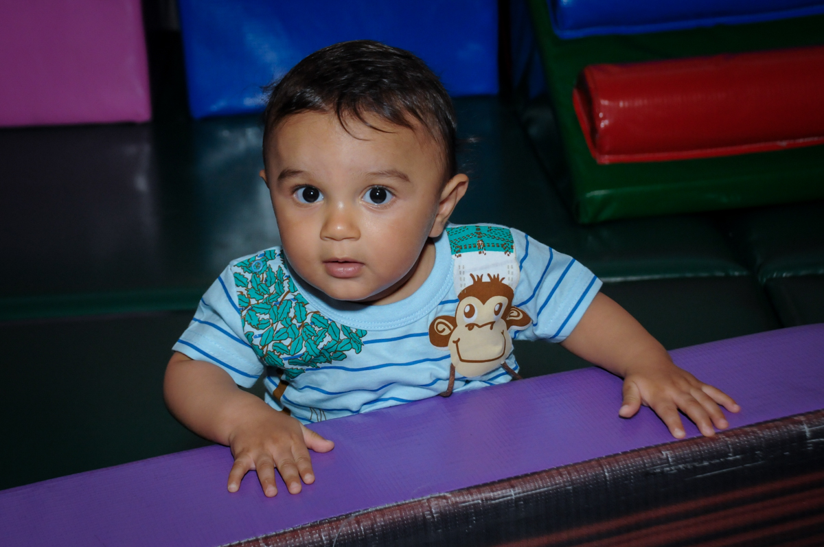 amiguinho brinca na área baby no Buffet Fábrica da Alegria, festa infantil, tema da mesa branca de neve aniversarinte Kaylane 3 aninhos