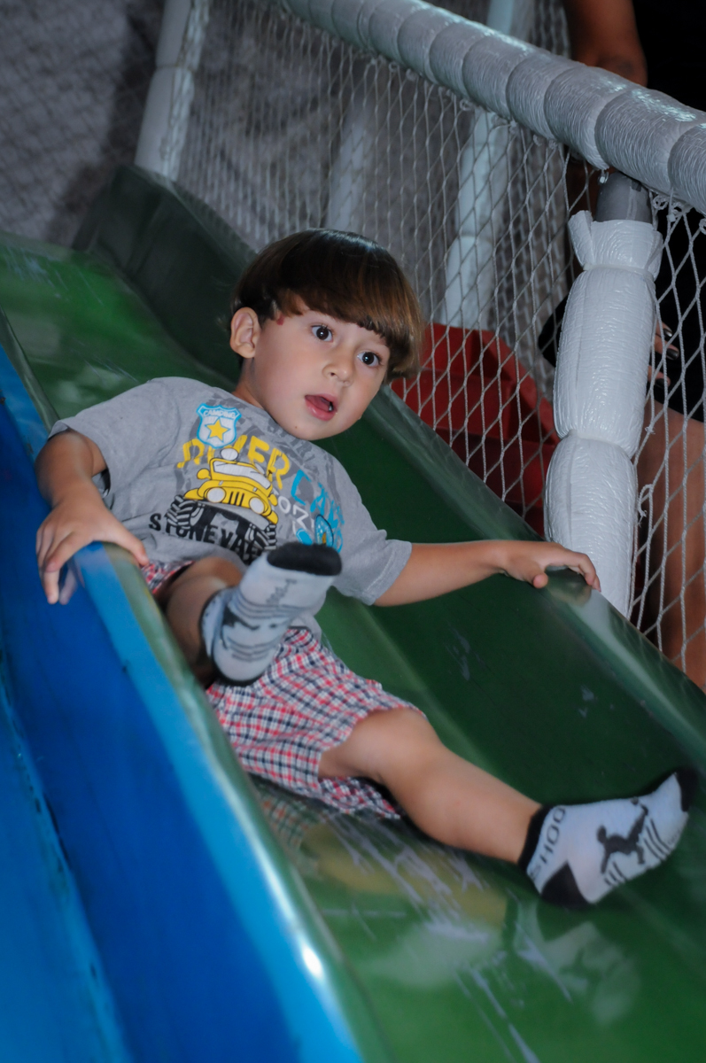 convidado brinca no escorregador do brinquedão no Buffet Fábrica da Alegria, festa infantil, tema da mesa branca de neve aniversarinte Kaylane 3 aninhos