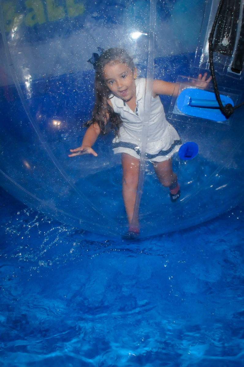 brincadeira na bola aquática no Buffet Fábrica da Alegria, festa infantil, tema da mesa branca de neve aniversarinte Kaylane 3 aninhos