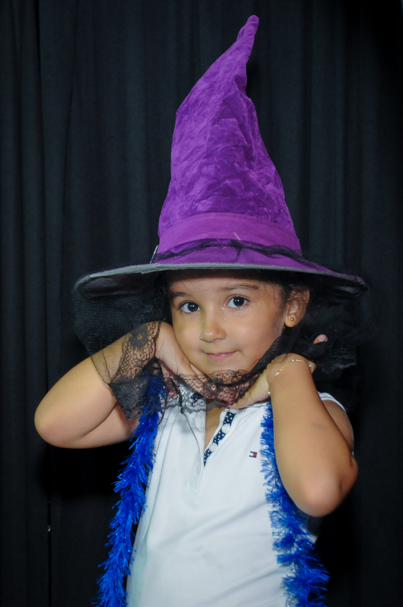 amiguinha fantasiada de bruxa no Buffet Fábrica da Alegria, festa infantil, tema da mesa branca de neve aniversarinte Kaylane 3 aninhos
