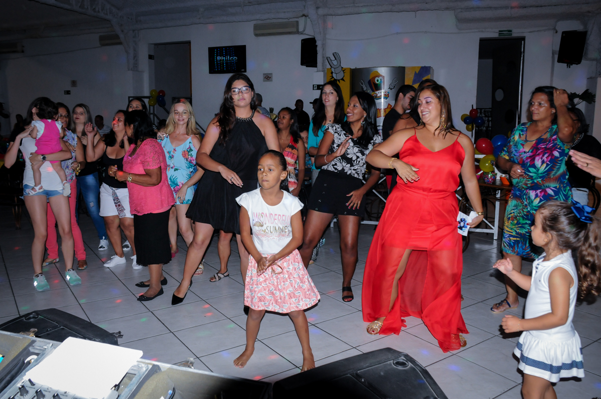 vai começar a balada no Buffet Fábrica da Alegria, festa infantil, tema da mesa branca de neve aniversarinte Kaylane 3 aninhos