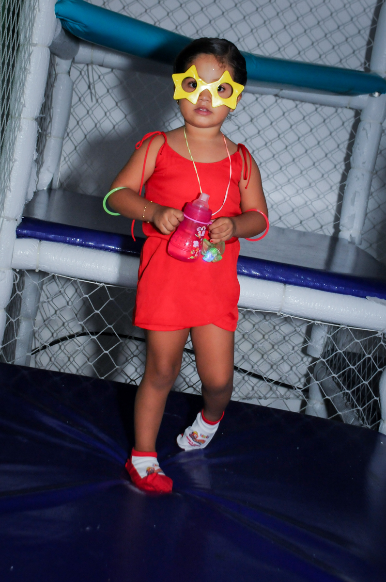 A aniversariante brinca no brinquedão no Buffet Fábrica da Alegria, festa infantil, tema da mesa branca de neve aniversarinte Kaylane 3 aninhos