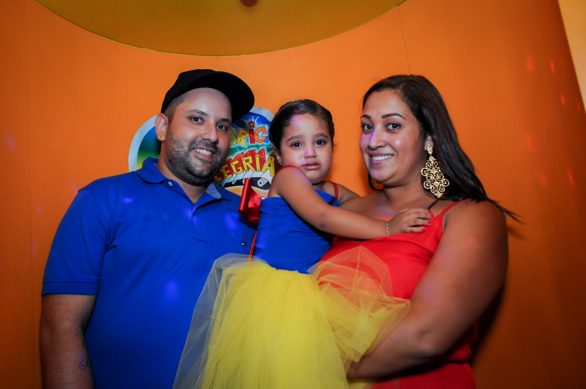 hora da família sair da máquina do parabéns no Buffet Fábrica da Alegria, festa infantil, tema da mesa branca de neve aniversarinte Kaylane 3 aninhos