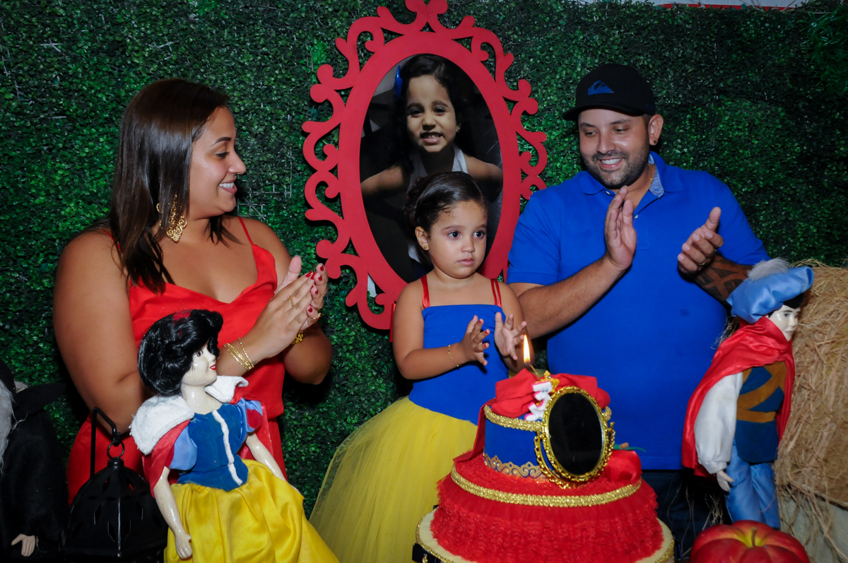 cantando parabéns no Buffet Fábrica da Alegria, festa infantil, tema da mesa branca de neve aniversarinte Kaylane 3 aninhos