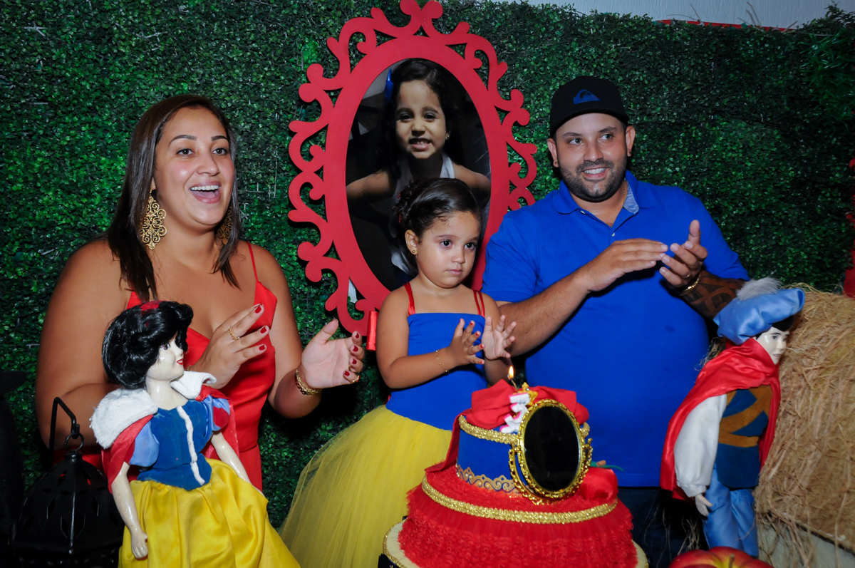 muitas palmas no parabéns no Buffet Fábrica da Alegria, festa infantil, tema da mesa branca de neve aniversarinte Kaylane 3 aninhos