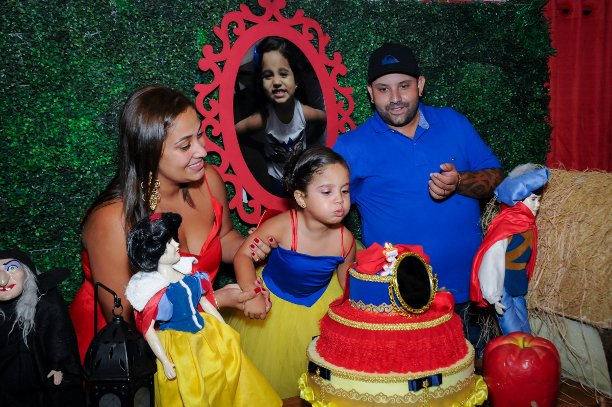 soprando a velinha do bolo no Buffet Fábrica da Alegria, festa infantil, tema da mesa branca de neve aniversarinte Kaylane 3 aninhos