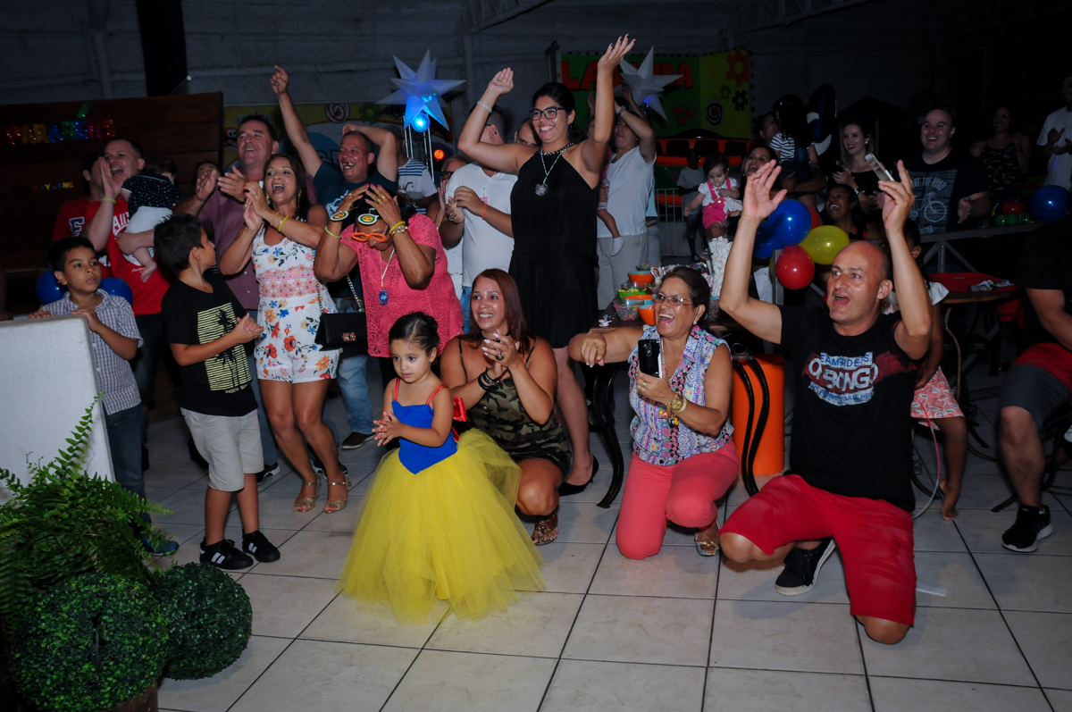 mais balada no Buffet Fábrica da Alegria, festa infantil, tema da mesa branca de neve aniversarinte Kaylane 3 aninhos