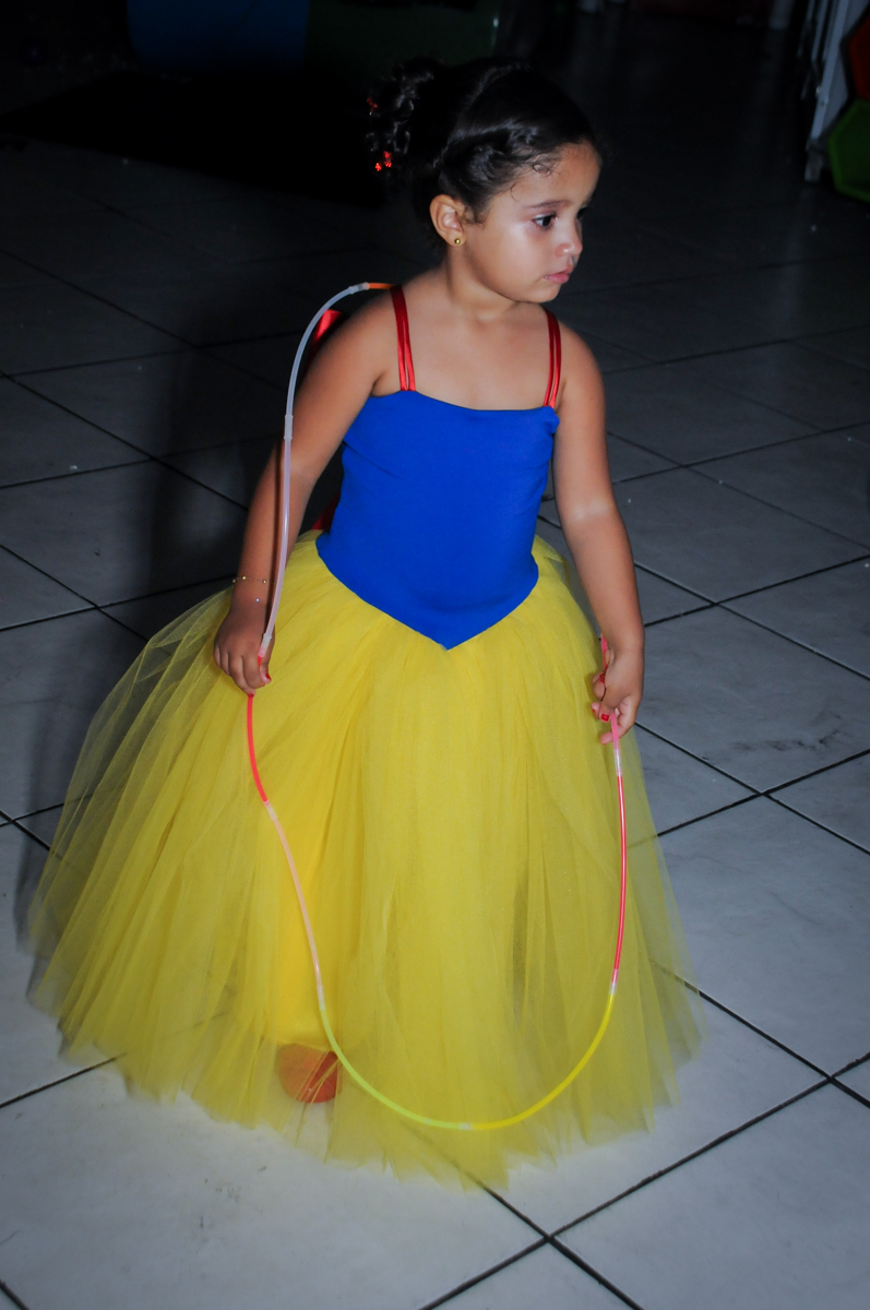 aniversariante vestida de branca de neve no Buffet Fábrica da Alegria, festa infantil, tema da mesa branca de neve aniversarinte Kaylane 3 aninhos