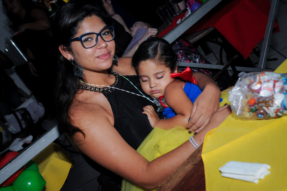 fim da festa aniversariante dorme no colo da titia no Buffet Fábrica da Alegria, festa infantil, tema da mesa branca de neve aniversarinte Kaylane 3 aninhos