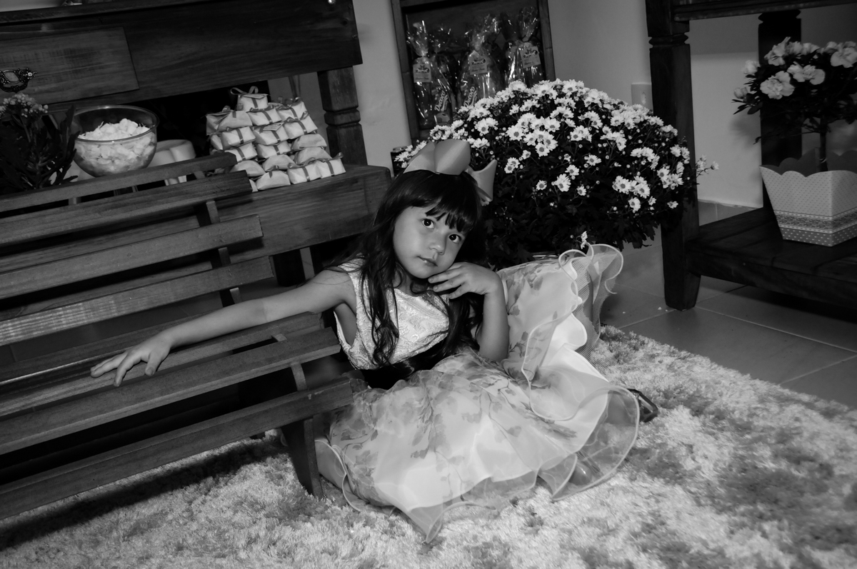 aniversariante posa como modelo na Festa infantil Paulina Chieko 5 anos, condomínio Saúde, São Paulo, SP, tema da festa meninas super poderosas