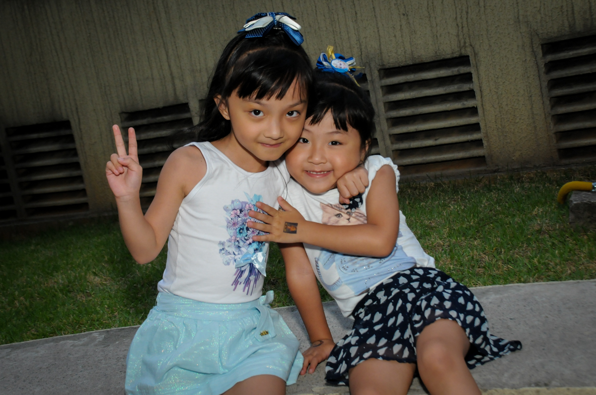 amiguinhas posam para foto na Festa infantil Paulina Chieko 5 anos, condomínio Saúde, São Paulo, SP, tema da festa meninas super poderosas