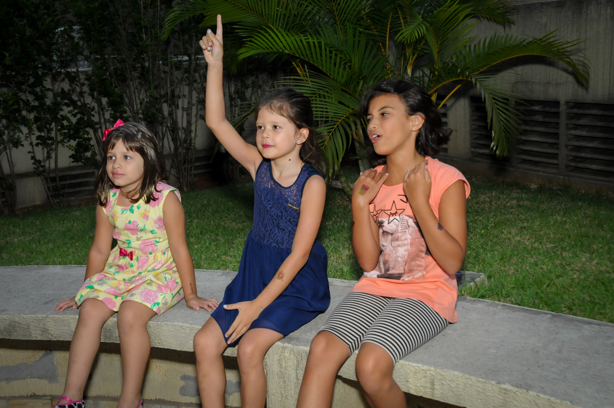 vai começar as brincadeiras na Festa infantil Paulina Chieko 5 anos, condomínio Saúde, São Paulo, SP, tema da festa meninas super poderosas