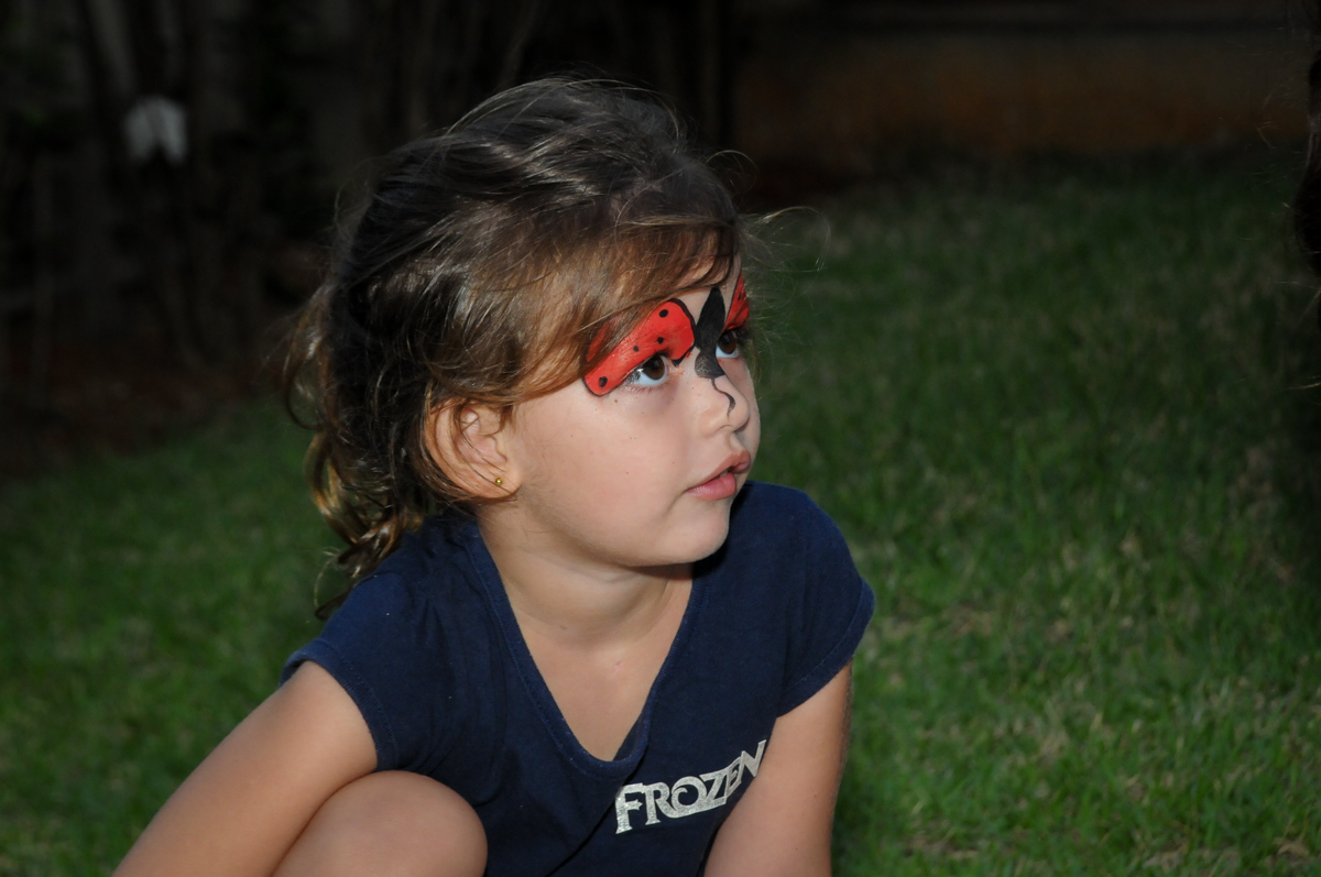 amiguinha atenta nas brincadeiras dos animador de festa na Festa infantil Paulina Chieko 5 anos, condomínio Saúde, São Paulo, SP, tema da festa meninas super poderosas