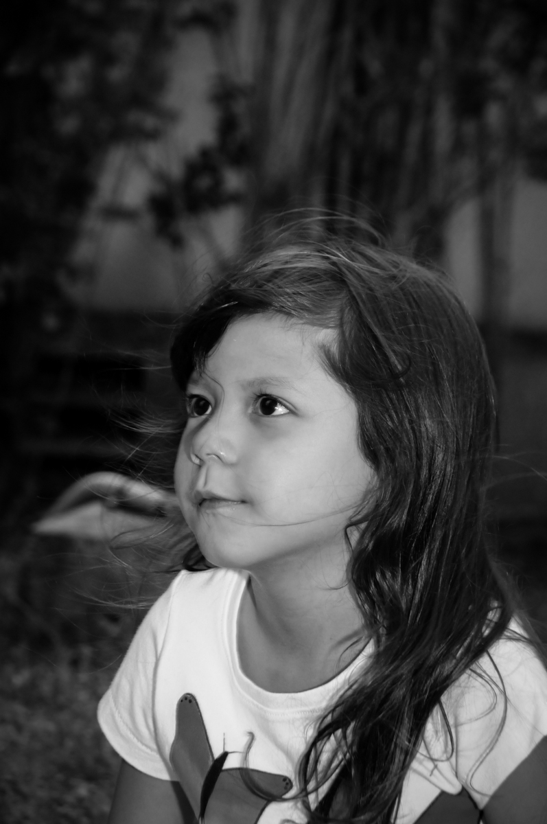 aniversariante também participa das brincadeiras na Festa infantil Paulina Chieko 5 anos, condomínio Saúde, São Paulo, SP, tema da festa meninas super poderosas