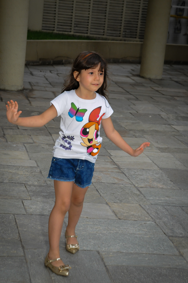 brincando de morto e vivi na Festa infantil Paulina Chieko 5 anos, condomínio Saúde, São Paulo, SP, tema da festa meninas super poderosas