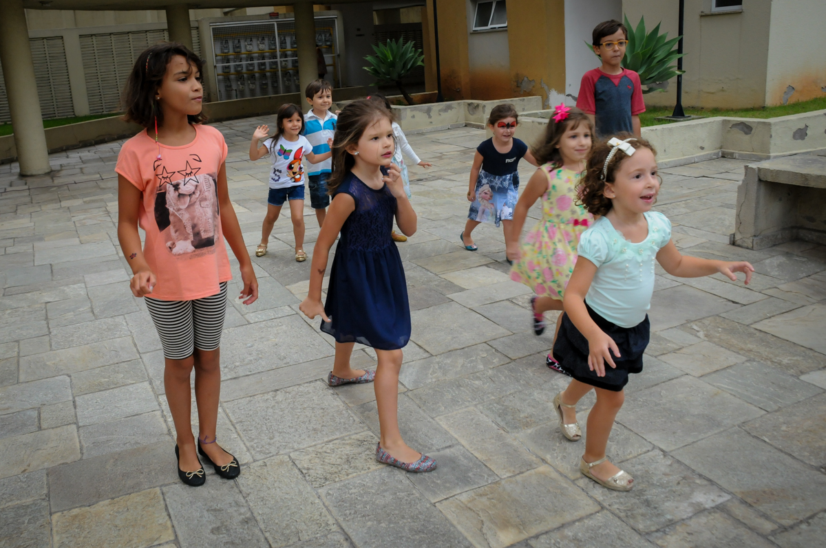 todos correm para brincar na Festa infantil Paulina Chieko 5 anos, condomínio Saúde, São Paulo, SP, tema da festa meninas super poderosas