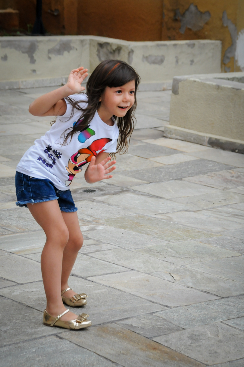 brincando agora de estátua na Festa infantil Paulina Chieko 5 anos, condomínio Saúde, São Paulo, SP, tema da festa meninas super poderosas