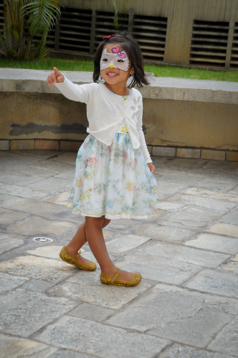 amiguinha fez pintura no rosto na Festa infantil Paulina Chieko 5 anos, condomínio Saúde, São Paulo, SP, tema da festa meninas super poderosas