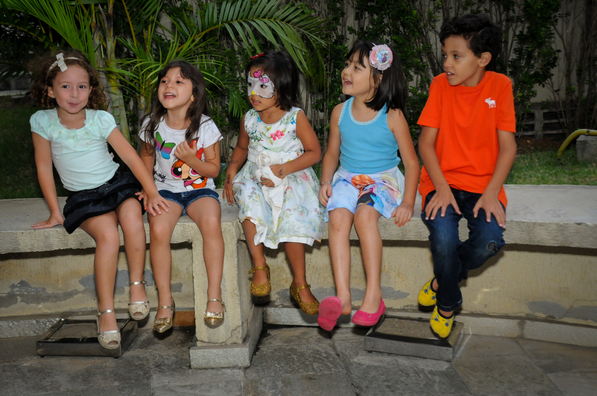 todas sentadas aguardando para brincar na Festa infantil Paulina Chieko 5 anos, condomínio Saúde, São Paulo, SP, tema da festa meninas super poderosas